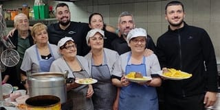 Propietarios y empleados del restaurante casa fernandez